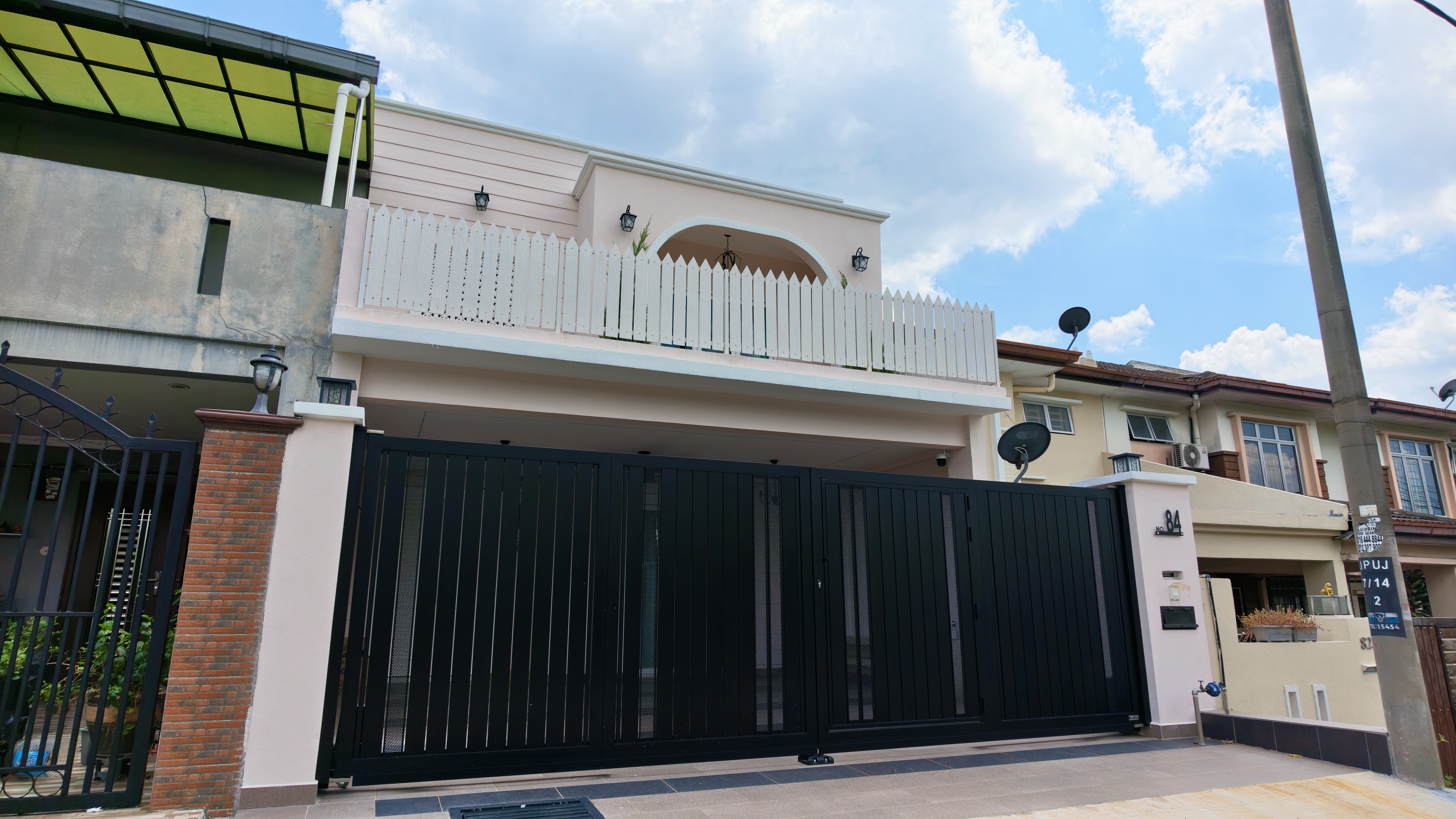 Front covered car porch, modern facade and black sliding gate