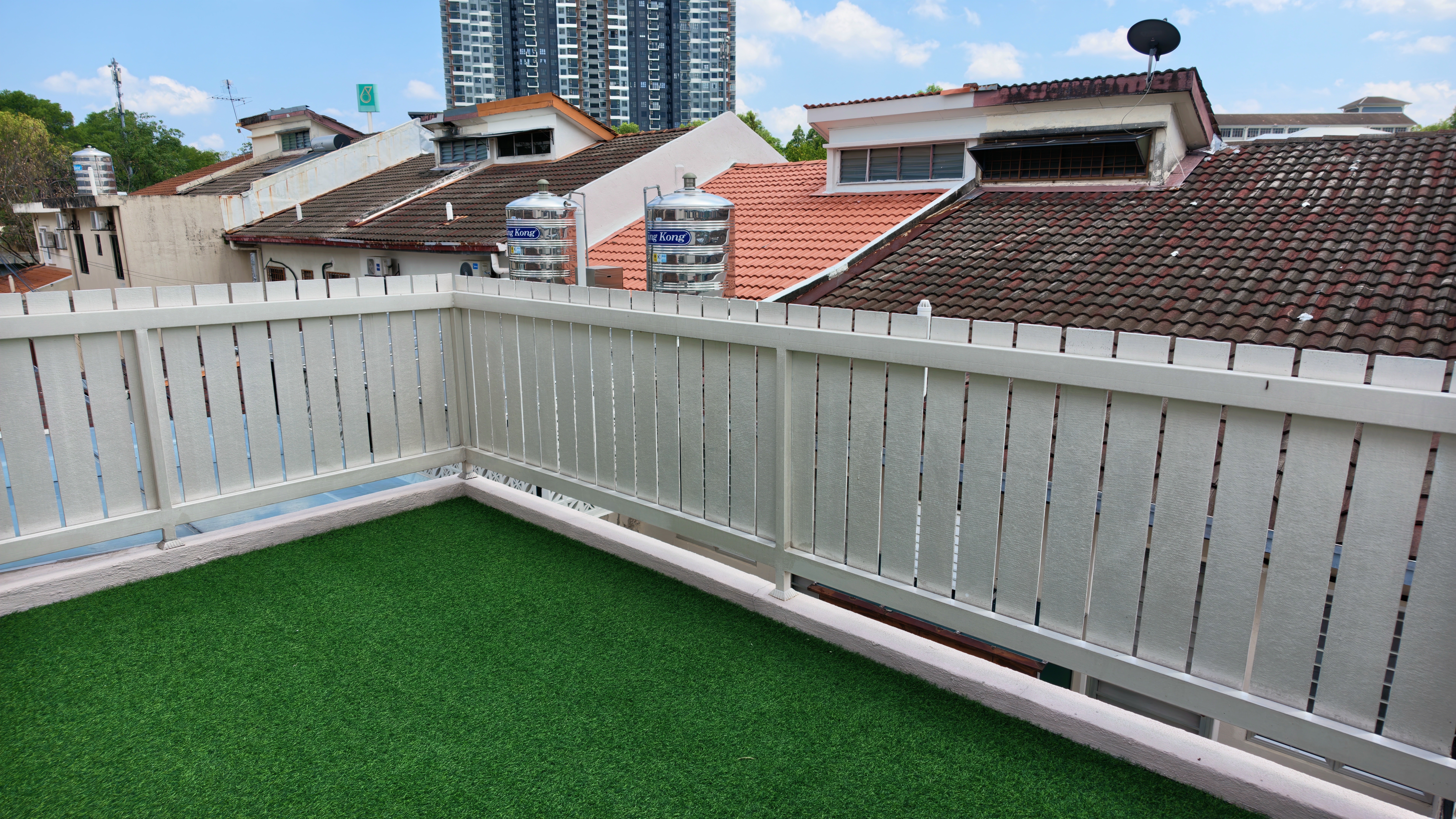 Upper balcony archway and rooftop artificial grass terrace at TheRumahPink
